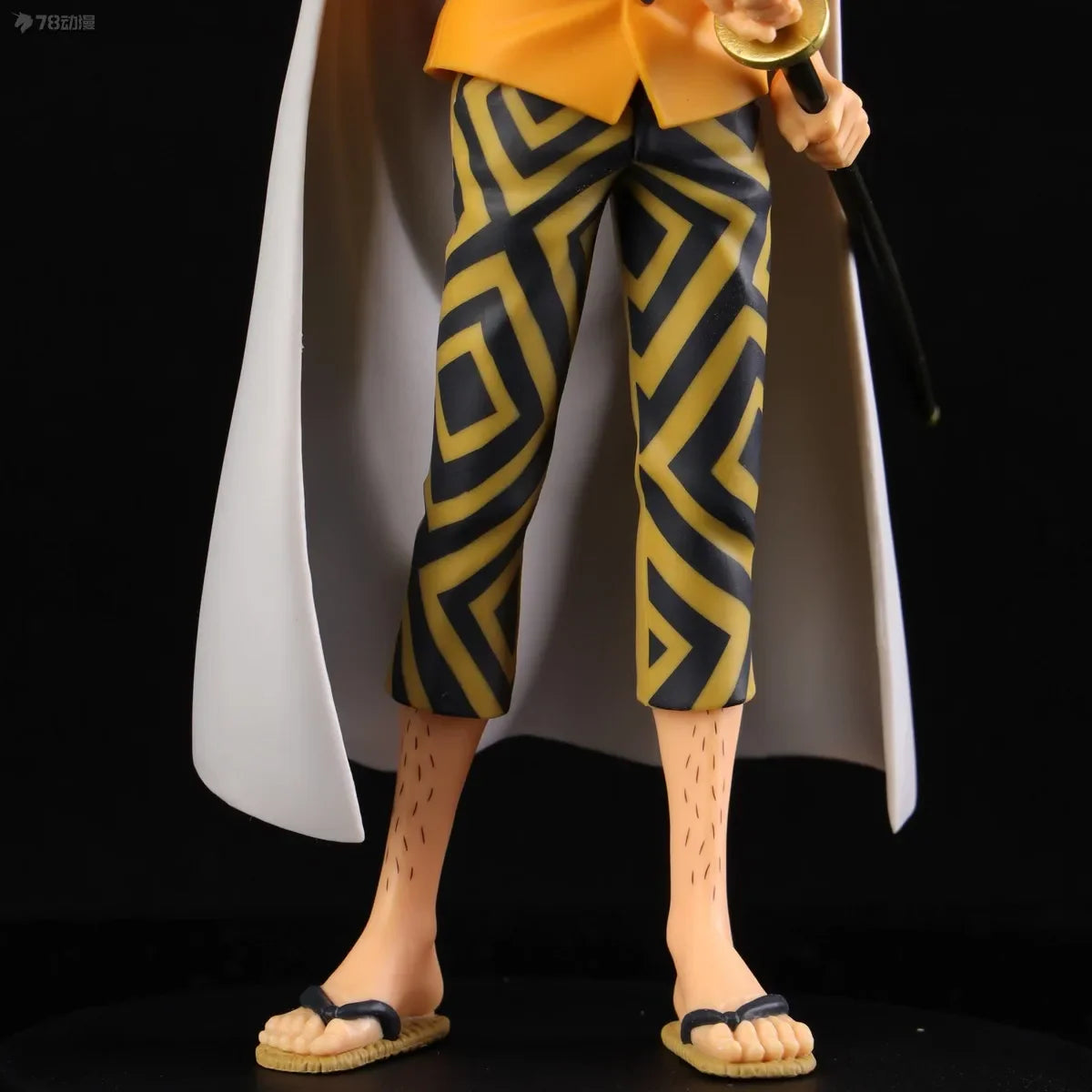 Detalle de los pantalones geométricos y sandalias de la figura Silvers Rayleigh - Colección DXF The Grandline Men (Banpresto Original).