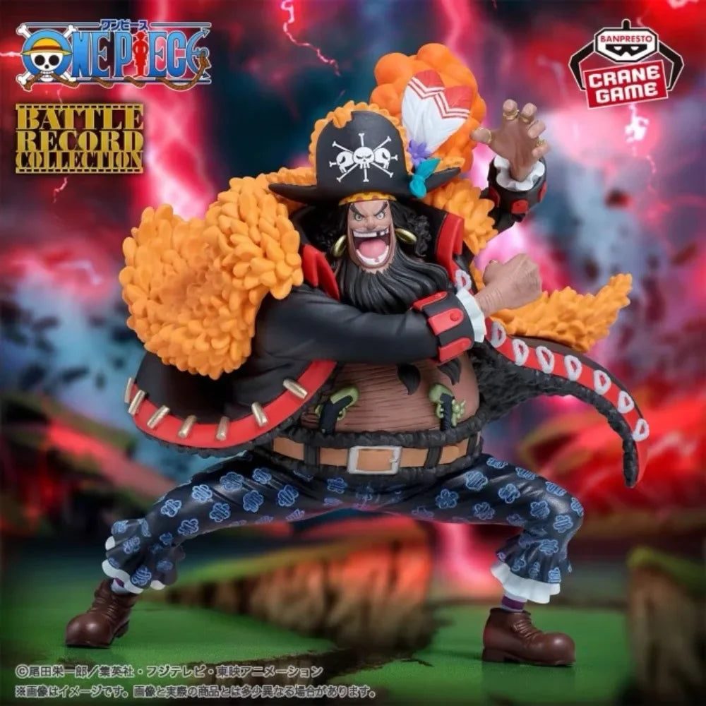 Figura de Blackbeard con fondo temático de One Piece, ideal para exhibición en colecciones de figuras de acción.