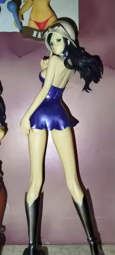 Figura Nico Robin - Estilo Dressrosa (Banpresto Original) exhibida en vitrina, resaltando detalles del traje y postura dinámica del personaje.