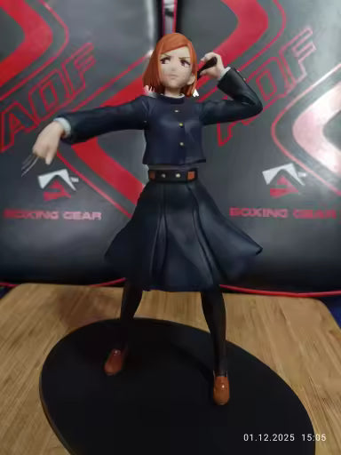 Detalle del rostro de la figura Nobara Kugisaki anime Jujutsu Kaisen