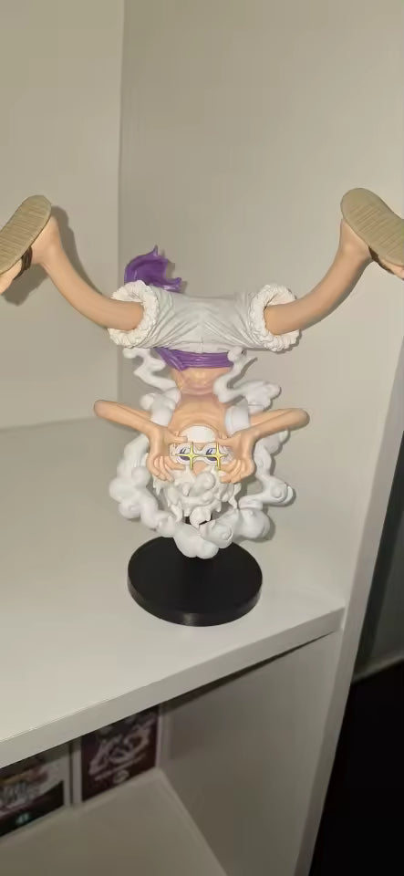 Figura de acción Monkey D. Luffy — Gear Fifth en pose invertida con base negra, ideal para coleccionistas de One Piece y fanáticos del anime.