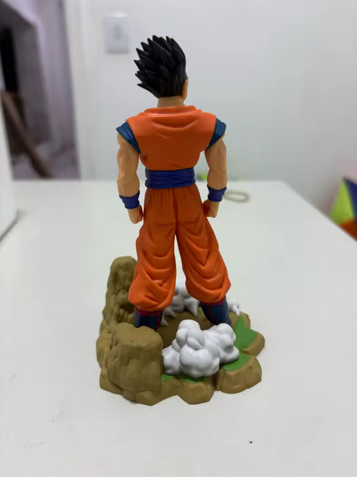 Vista trasera de la figura Son Gohan Dragon Ball Super