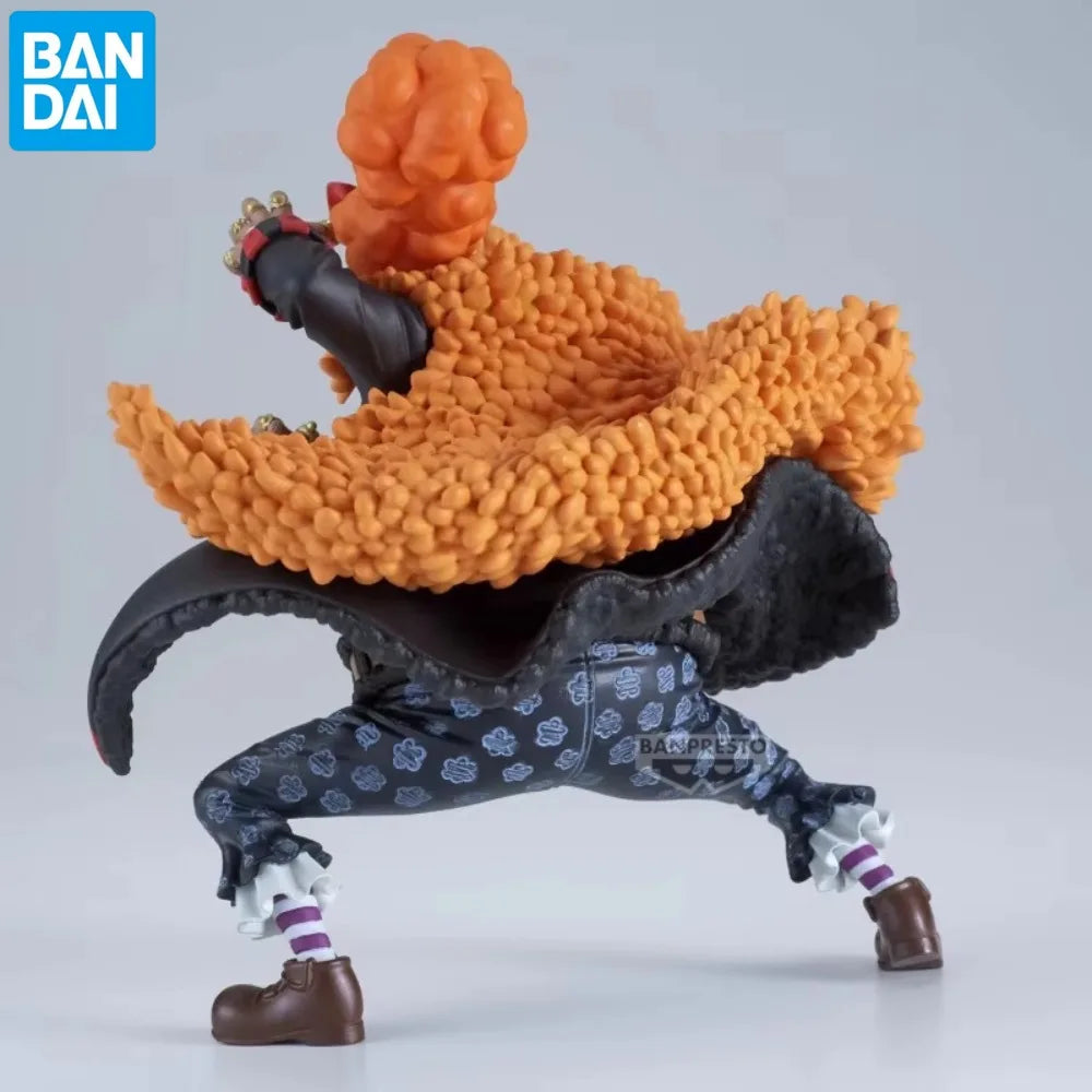 Parte trasera de la figura de acción de Marshall D. Teach (Blackbeard), destacando el abrigo voluminoso y diseño detallado.