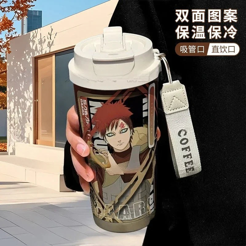 Termo Naruto – Varios personajes con diseño de Gaara, tapa blanca, pajilla integrada y correa 'COFFEE', ideal para bebidas frías o calientes.