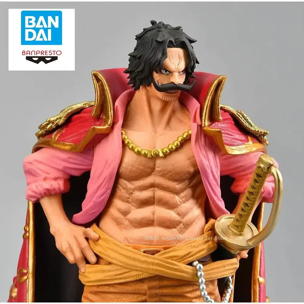 Figura Gol D. Roger - Colección King of Artist (Banpresto Original) en vista frontal, destacando su musculatura y espada enfundada.