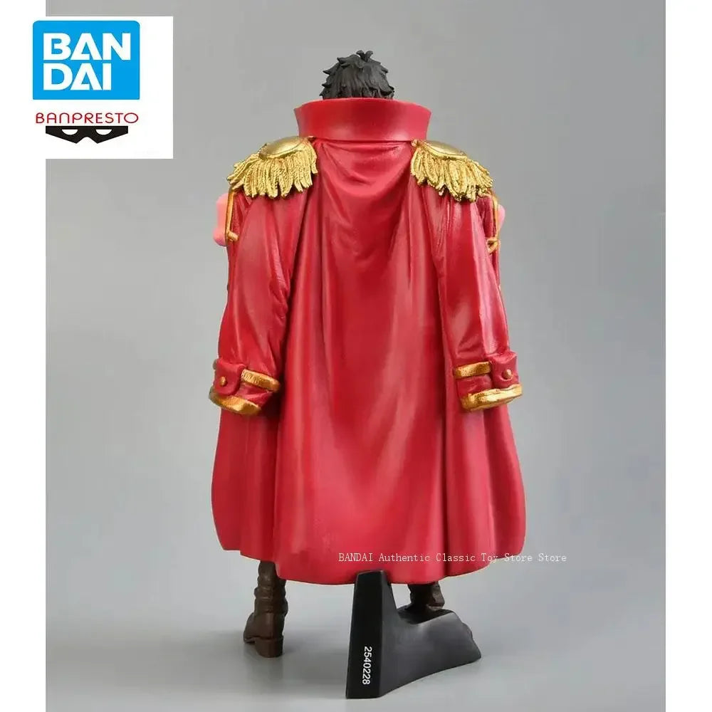 Vista trasera de la figura Gol D. Roger - Colección King of Artist (Banpresto Original), mostrando la capa roja con hombreras doradas.