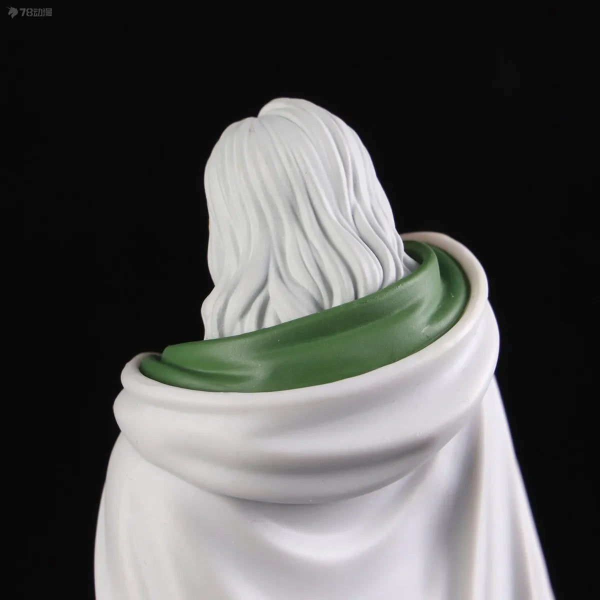 Vista trasera del cabello blanco y capa de la figura Silvers Rayleigh - Colección DXF The Grandline Men (Banpresto Original) de Banpresto.