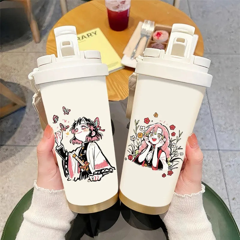 Termos Demon Slayer – Varios personajes con ilustraciones de Shinobu y Mitsuri, perfectos para fans del anime. Incluyen tapa con doble apertura y correa.