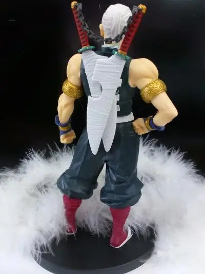 Vista trasera de la figura Uzui Tengen — Kizuna no Sou con espadas cruzadas y capa blanca, destacando su diseño detallado y realismo.