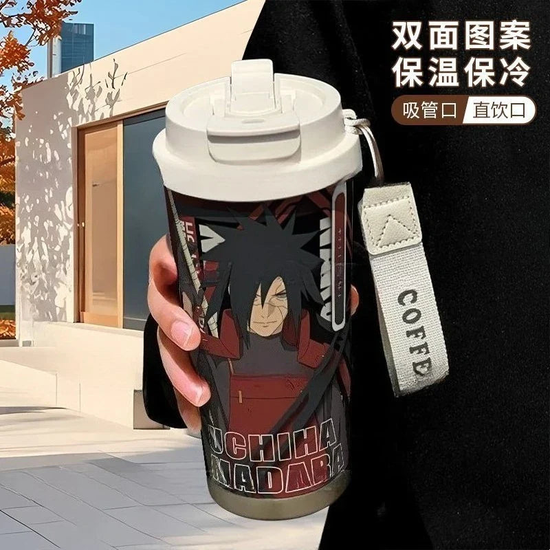 Termo Naruto – Varios personajes con diseño de Uchiha Madara, fabricado en acero inoxidable con tapa de doble uso y correa decorativa estilo anime.