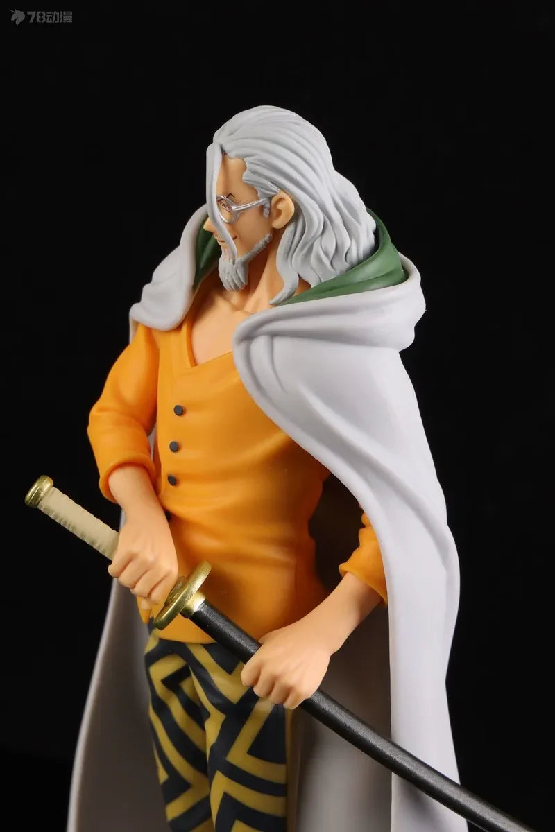 Detalle lateral de la figura Silvers Rayleigh - Colección DXF The Grandline Men (Banpresto Original) mostrando su espada y capa blanca.