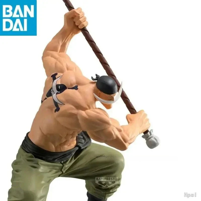 Detalle lateral de la figura Edward Newgate (Barbablanca) - Colección Grandista (Banpresto Original), mostrando su tatuaje pirata y arma icónica.