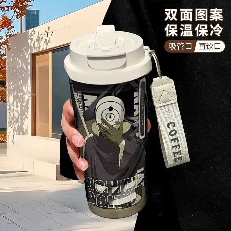 Termo Naruto – Varios personajes con ilustración de Obito Uchiha, ideal para bebidas frías o calientes, con tapa doble y correa.