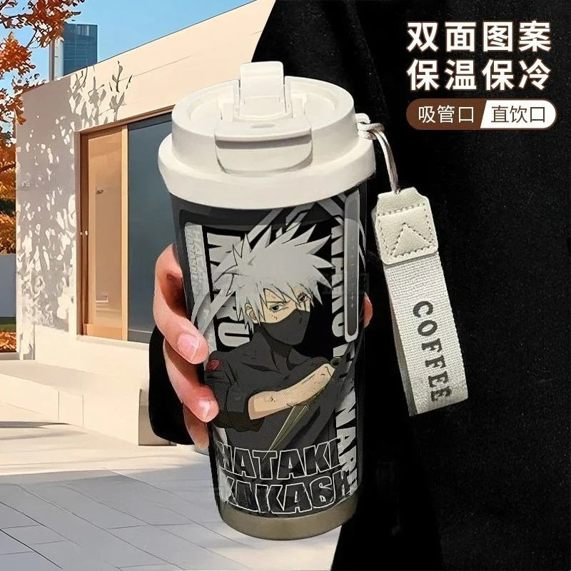 Termo Naruto – Varios personajes con diseño de Kakashi Hatake, termo térmico con tapa blanca, ideal para bebidas en movimiento.