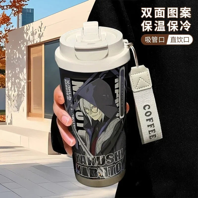 Termo Naruto – Varios personajes con ilustración de Kabuto Yakushi, diseño anime con correa lateral, ideal para bebidas calientes o frías.