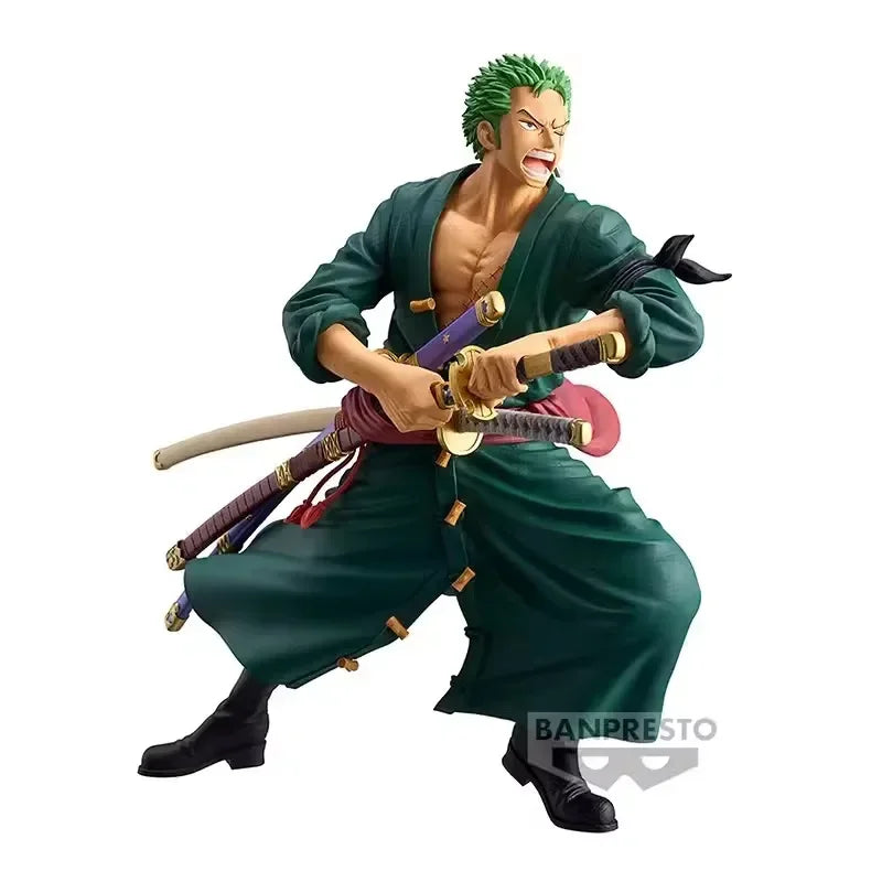 Figura Roronoa Zoro - Colección Grandista (Banpresto Original) en vista lateral completa, destacando su atuendo verde y espadas detalladas.