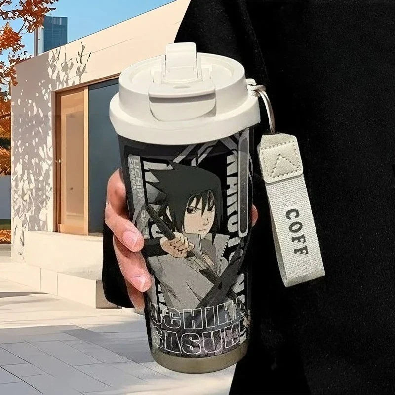 Termo Naruto – Varios personajes con imagen de Sasuke Uchiha, diseño anime con tapa doble uso y gran capacidad para bebidas.