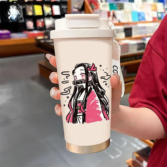 Termo Demon Slayer – Varios personajes con diseño de Nezuko en estilo anime, ideal para bebidas frías o calientes. Capacidad de 530 ml y tapa con pajilla.