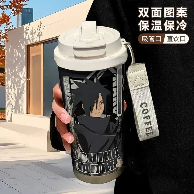 Termo Naruto – Varios personajes con diseño de Madara Uchiha, termo térmico con tapa doble y correa, ideal para bebidas en movimiento.
