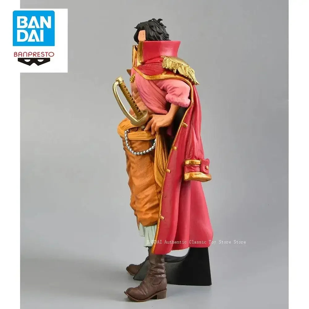 Vista lateral de la figura Gol D. Roger - Colección King of Artist (Banpresto Original), destacando su espada y capa con detalles dorados.