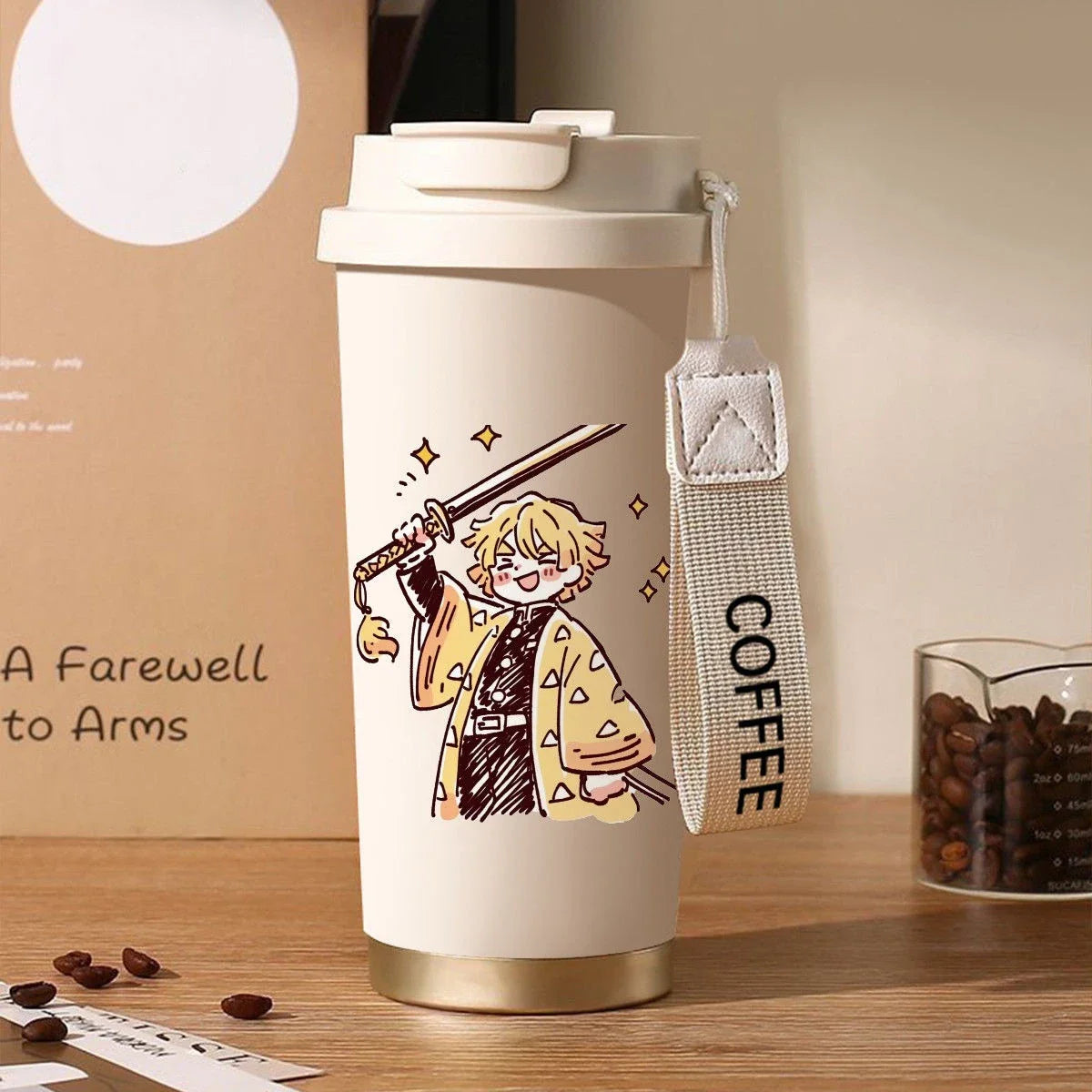 Termo Demon Slayer – Varios personajes con ilustración de Zenitsu Agatsuma. Diseño compacto con tapa hermética y correa decorativa.