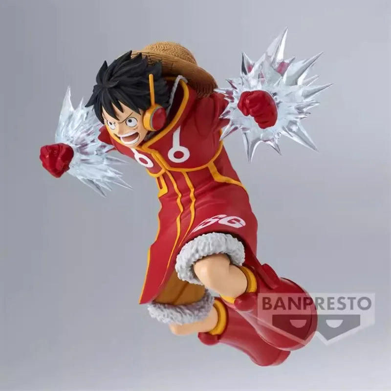 Figura articulada de Monkey D. Luffy - Moment of Battle (Versión Banpresto), con abrigo rojo y detalles de energía en los puños, perfecta para exhibición.