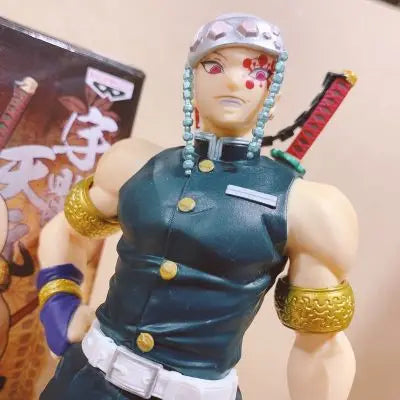 Primer plano de la figura Uzui Tengen — Kizuna no Sou mostrando detalles del rostro, accesorios y acabado de alta calidad de Bandai Banpresto.