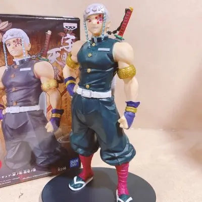 Figura Uzui Tengen — Kizuna no Sou de Bandai Banpresto en pose dinámica, con espadas gemelas y detalles fieles al anime Kimetsu no Yaiba.