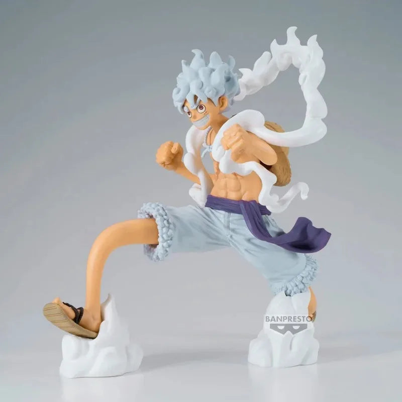 Figura Monkey D. Luffy Gear 5 - Linea Grandista (Banpresto) en vista lateral con acabado premium, perfecta para fans de One Piece y colecciones anime.
