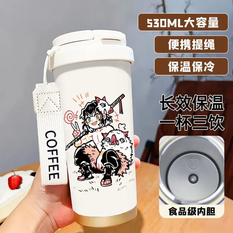 Termo Demon Slayer – Varios personajes con diseño de Inosuke, tapa con aislamiento térmico y correa. Ideal para café o té en movimiento.