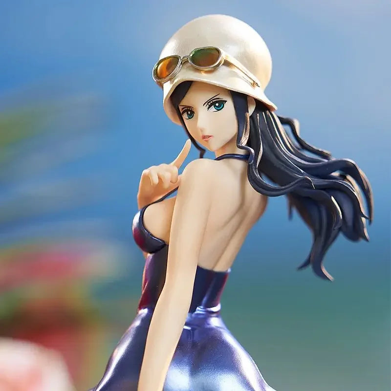 Figura Nico Robin - Estilo Dressrosa (Banpresto Original) con vestido azul brillante, casco beige y gafas, en pose elegante y fondo desenfocado.