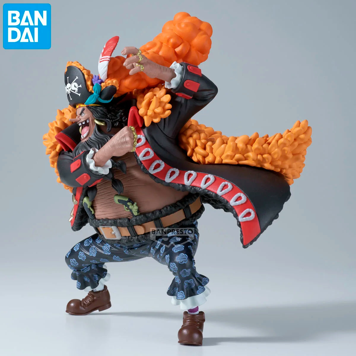 Figura de Blackbeard de One Piece en pose agresiva, con abrigo texturizado y sombrero pirata, de la colección Battle Record.