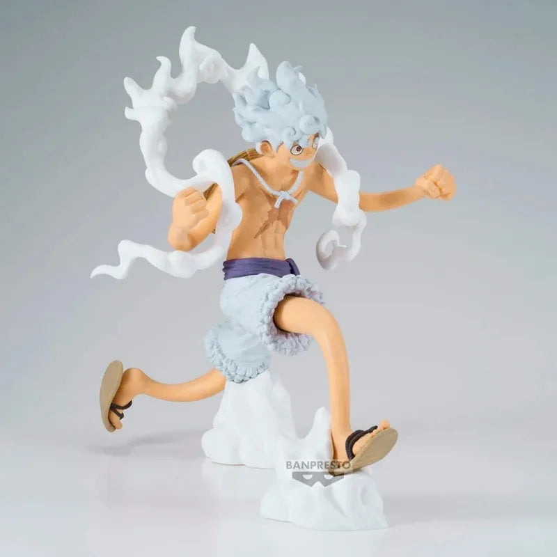 Figura de acción Monkey D. Luffy Gear 5 - Linea Grandista (Banpresto) en pose de combate, ideal para vitrinas de colección de figuras anime.