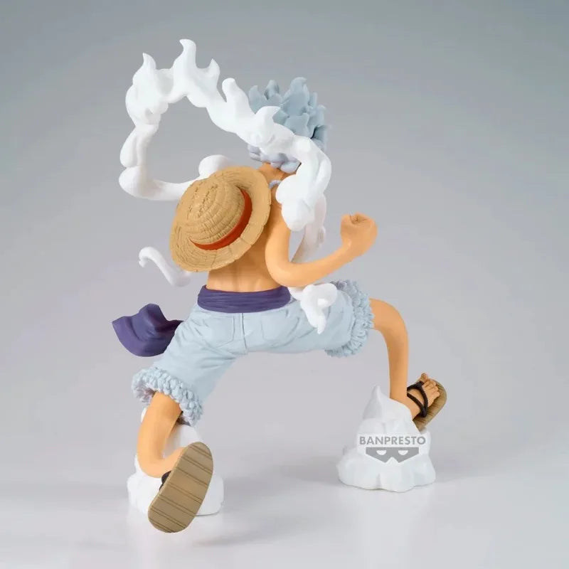 Vista trasera de la figura Monkey D. Luffy Gear 5 - Linea Grandista (Banpresto) mostrando su sombrero de paja y efectos de humo en alta calidad.