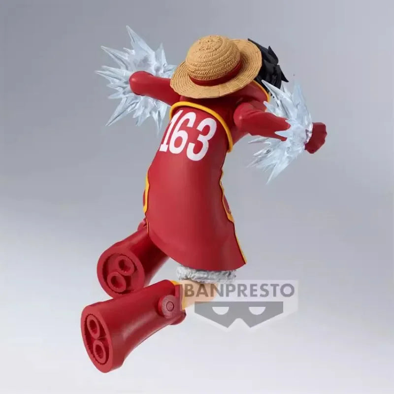 Vista trasera de la figura de colección Monkey D. Luffy - Moment of Battle (Versión Banpresto), mostrando el número 163 y efectos de energía en los puños.