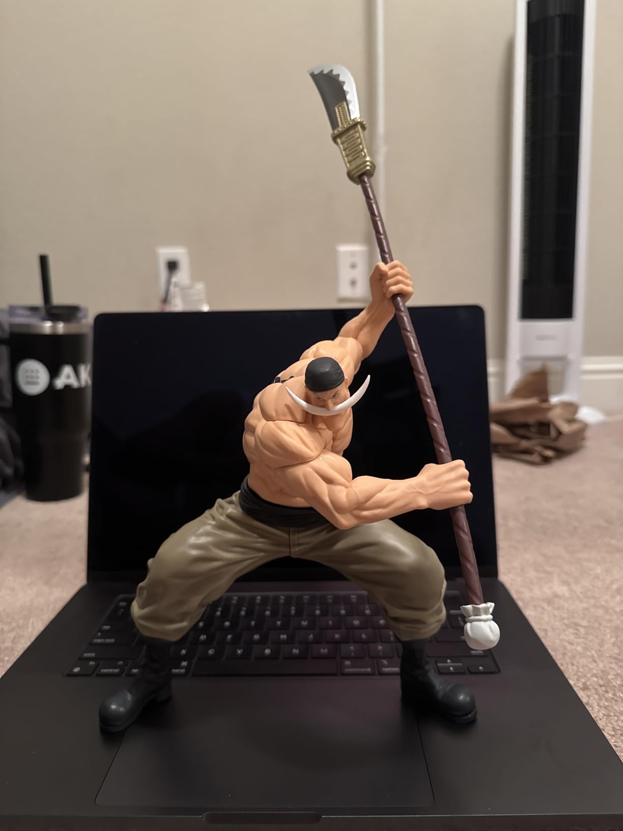 Figura Edward Newgate (Barbablanca) - Colección Grandista (Banpresto Original) posando con su naginata sobre una laptop, ideal para fans de One Piece.