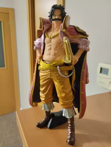 Figura Gol D. Roger - Colección King of Artist (Banpresto Original) exhibida sobre una mesa, mostrando su diseño detallado y acabado realista.