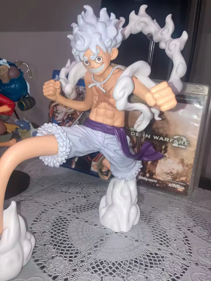 Figura Monkey D. Luffy Gear 5 - Linea Grandista (Banpresto) con detalles realistas y pose dinámica sobre mesa decorada, ideal para coleccionistas.