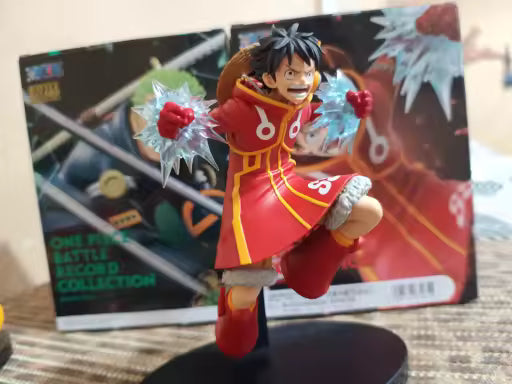 Figura de colección: Monkey D. Luffy - Moment of Battle (Versión Banpresto) en pose dinámica con efectos de ataque, ideal para fans de One Piece. Detalles vibrantes y base de exhibición incluida.
