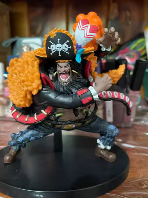 Figura Marshall D. Teach (Blackbeard) - Battle Record Collection en pose de combate con detalles vibrantes, ideal para fans de One Piece y coleccionistas.
