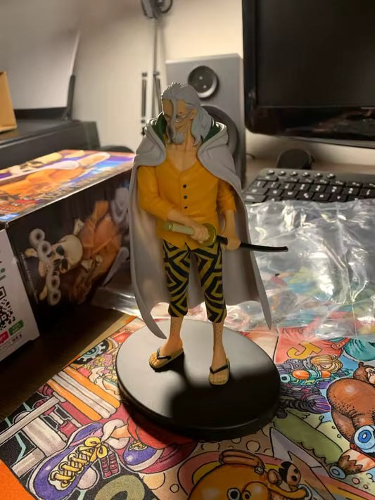 Figura Silvers Rayleigh - Colección DXF The Grandline Men (Banpresto Original) exhibida sobre base negra con fondo de escritorio gamer.