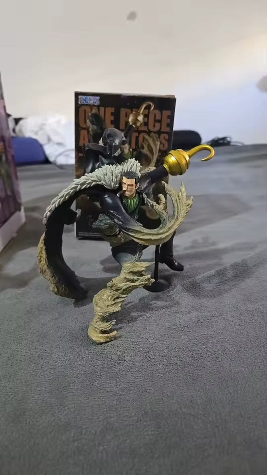 Figura Sir Crocodile - Banpresto (Original) en pose dinámica con efectos de arena, basada en el personaje de One Piece. Ideal para coleccionistas de figuras de acción.